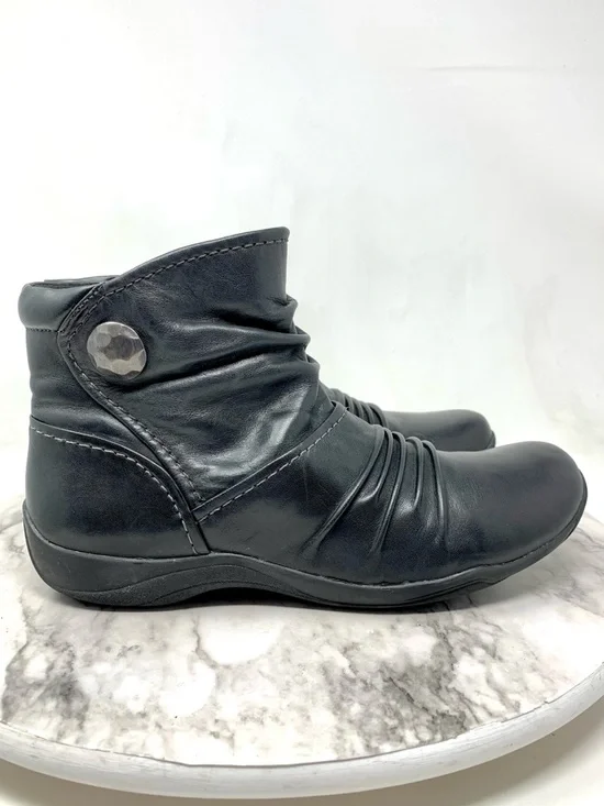 Clarks Kessa Mabel Black Leather Ruched Button Ankle Booties 8 Lagenlook Artsy - Picture 2 of 16